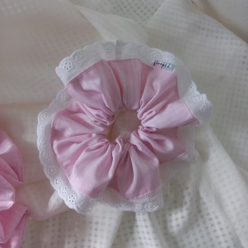 Handmade Scrunchies 淺粉色髮圈，織物帶有條紋圖案，搭配白色荷葉邊裝飾