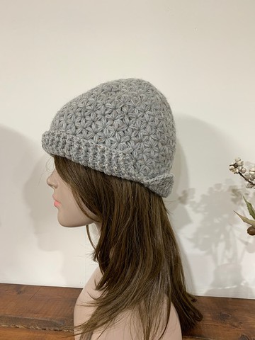 迎春花兒毛線帽。女生毛線帽。日本線材。顏色是淺灰色中帶咖啡點