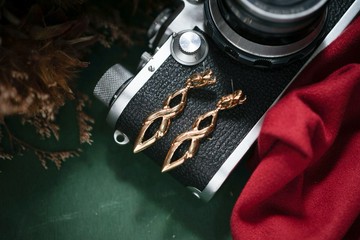 【老飾品/西洋老件】VINTAGE金色時尚線條造型古著針式耳環