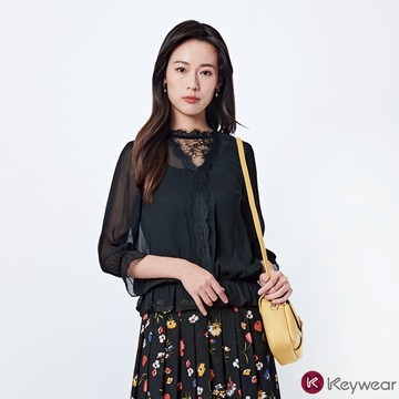 【KeyWear 奇威名品】優雅蕾絲透膚雪紡七分袖上衣 黑色