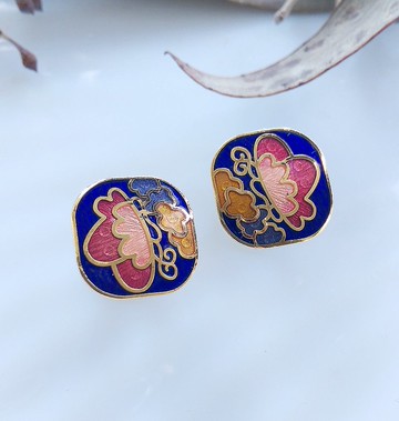 【西洋古董飾品 】早期台灣製 景泰藍-小巧 藍底 方蝶花 針式耳環
