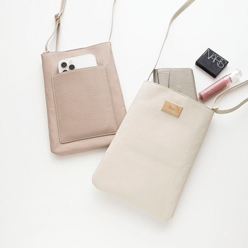 簡約手機斜背包【 simple 飾牌刻名 】手機肩背包 斜背包 禮物 HE57U