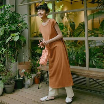 OB嚴選-純棉設計感背鏤空下襬開衩連袖洋裝《DA9750-》