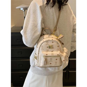 輕奢官網小眾女包輕奢風2025春新款高級感鉚釘雙肩包真皮通勤背包