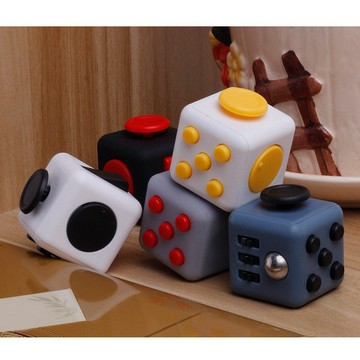 (一組2入)fc01神奇舒壓魔術方塊(fidget cube)(顏色隨機)