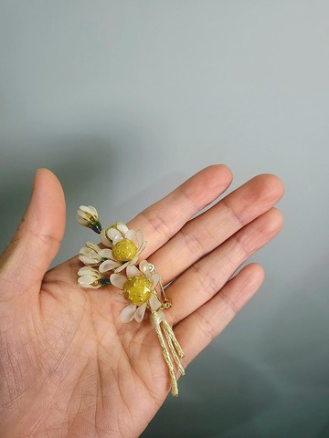 洋甘菊。胸針。沾浸藝術花。飾物。生日禮物