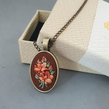 絲帶刺繡吊墜，橘色花束，紅色刺繡飾品