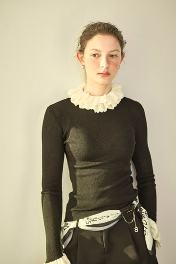 荷葉領細羊毛針織上衣(黑)