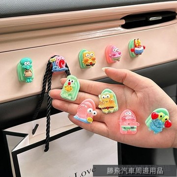 精品下殺價💎百貓特惠汽配💎汽車掛鈎前排可愛海綿寶寶多功能車載小掛鈎網紅副駕駛粘鈎擺件女 汽車掛鈎