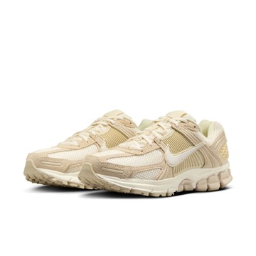 NIKE 慢跑鞋 女鞋 男鞋 運動鞋 緩震 W ZOOM VOMERO 5 奶茶 HQ0458-200 (3W5776)
