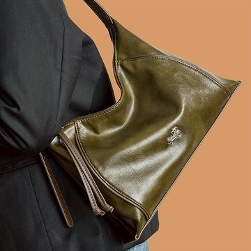 真皮橄欖綠牛角包女士斜挎2025新款冬輕奢小眾高級感大容量托特包