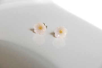 五瓣花朵造型耳環 粉色 鈦金屬針