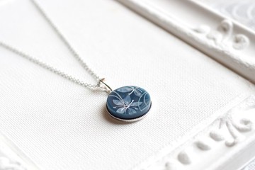 樹脂藝術 圓形墜飾・白花・鈷藍色