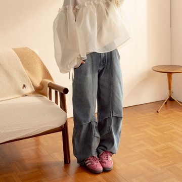 QUEENSHOP_F 姵萱聯名 洗水剪接打褶彎刀牛仔褲 S/M/L/XL 現+預 【04102008】