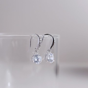 問號。晶鑽耳環