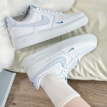NIKE AIR FORCE 1 寶寶藍 蘇打 刺繡小勾 荔枝皮 休閒鞋 女鞋 HV2511-100