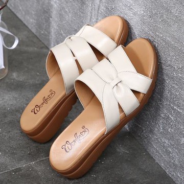 中老年涼拖鞋女平底防滑大碼媽媽皮拖鞋真皮軟底夏季外穿中年拖鞋