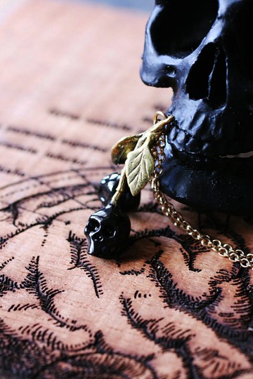 黑骷髏櫻桃項鍊。