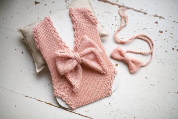 針織淡粉色嬰兒連身褲與髮帶套組