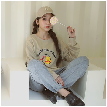天藍小舖-迪士尼系列俏皮維尼款親子大學T/大人款-共3款-$590【A28280218】【A28280219】【A28280220】