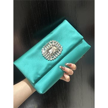 2024新款鉆扣絲綢手拿包鏈條單肩優雅女晚宴信封晚裝包高級感包包