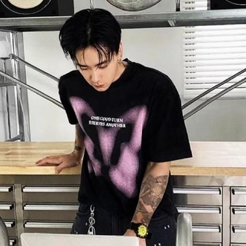 【AMERO】男女裝 圓領短袖T恤 噴墨蝴蝶印花 落肩款 情侶裝