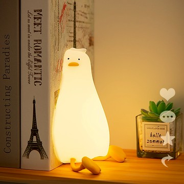 快速出貨🧡摩羯座生日快樂【COZY PLUS+】躺平鴨小夜燈拍拍燈#CP0032 手機支架 禮物 小台燈 生日禮物 聖誕節禮物 交換禮