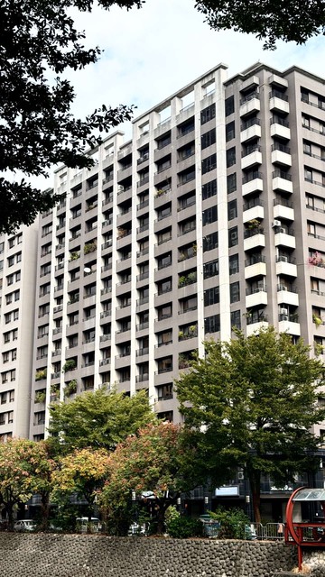 專任～勝美術雲門次頂樓四房平車｜台中市西區大忠南街