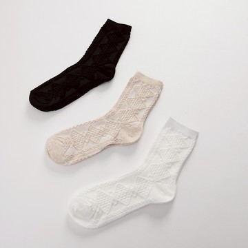 QUEENSHOP_ V 女裝 正韓  立體織紋麻花造型中筒襪 現+預【07110510】