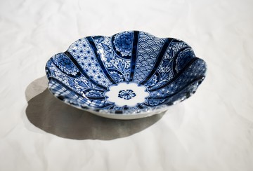 深皿-日本製 容量220mL 陶瓷  16.5 x 4.5cm  藍色 + 黑色 + 白色  1個