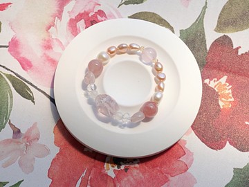 【日本製造】粉水晶、月光石、淡水珍珠。配戴溫柔與希望的美麗天然石設計手鍊