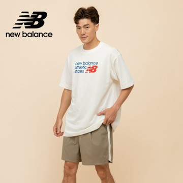 【New Balance】撞色標語短袖上衣_男性_米白色_MT51900SST