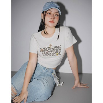 AIR SPACE PLUS 【樂一通】 乳牛斑紋字母印花圓領短袖短版合身TEE(白) 女裝 現貨 大尺碼 中大尺碼