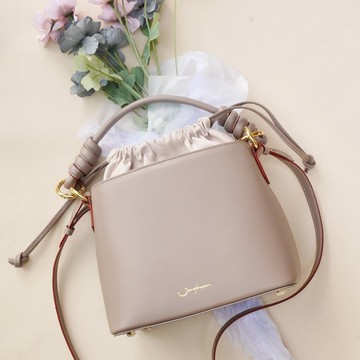 真皮包包 Fuji Bucket Bag 束口袋 / Taupe
