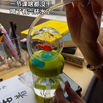 臺灣出貨+免運鯨魚噴水水杯寶寶可愛噴泉杯戶外便攜防摔幼兒園創意喝水塑料杯