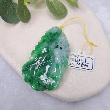逸品軒~天然緬甸玉A貨-D0118-辣綠荷葉龍墜子 長62.9mm寬32.8mm厚6.6mm 顏色漂亮，寓意「步步高升」