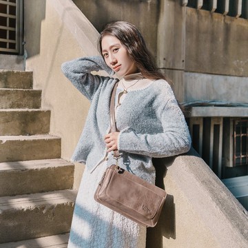 【24hr快速出貨】慢框多層真皮橫式斜背包-5561 兩色