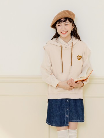 玩轉百tee．萌系刺繡抽繩開岔連帽背心