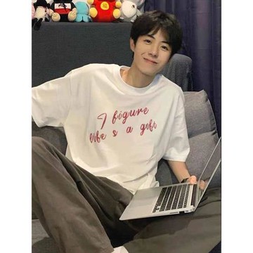 不一樣的情侶裝夏季短袖一長一短2026新款一字肩露肩修身辣妹t恤