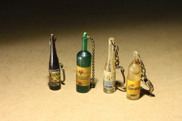 購自荷蘭 20 世紀中後期老件 四種酒與飲品玻璃瓶造型 古董鑰匙圈