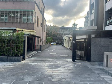 宜蘭邊間一F另附13坪專用陽台全新車位華廈A｜宜蘭縣宜蘭市中華路