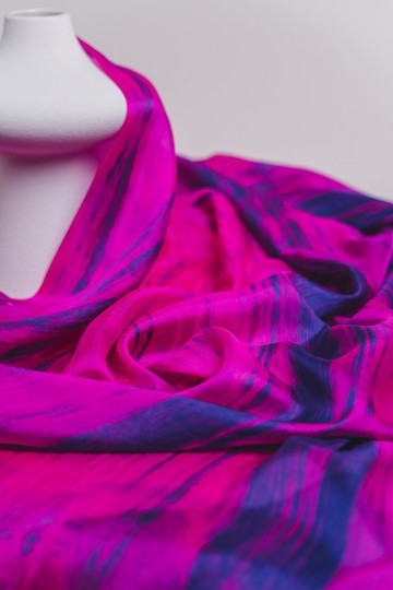 100% 桑蠶絲圍巾 – 手工染色，輕盈，桃紅紫與藍色