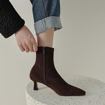 瘦瘦靴子女2022年新款黑色尖頭中跟顯瘦網紅絨面百搭彈力爆款短靴