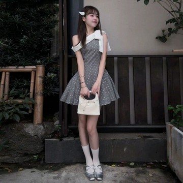 錯過等一年⌛灰色波點斜肩連衣裙女夏季法式千金風收腰顯瘦氣質無袖蓬蓬短裙子SYPM
