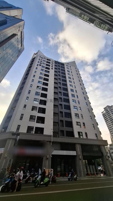 亞灣區郡都繽海1房平車1卡皮箱入住｜高雄市苓雅區三多四路