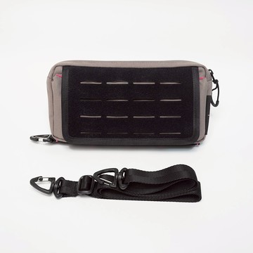 【FREESTONE X trb】Tactical Fastpac 戰術快翻包 – 原野灰 | 防潑水 機能包 斜肩包