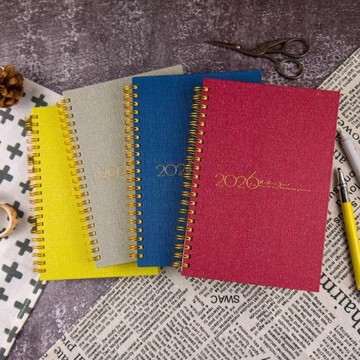 綠的事務conifer 2026年 苧麻雙線圈橫式週誌 32K-冰灰/藏紅/春黃/湛藍