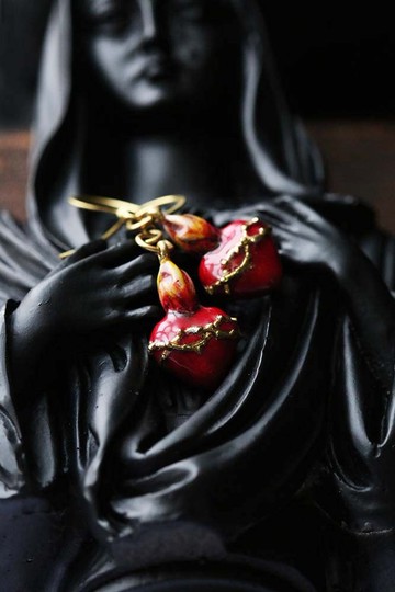 秘密心形耳環。