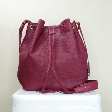 【M2nd】珂米汀鴕鳥皮通勤大水桶包(酒紅-T9428A)