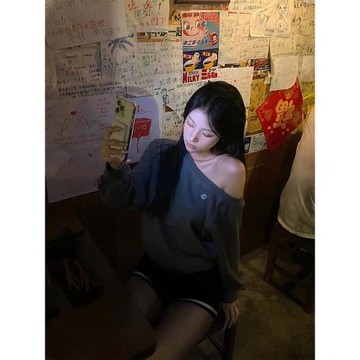 露思一下~斜肩露肩灰色長袖衛衣女2025秋新款設計感寬松慵懶上衣